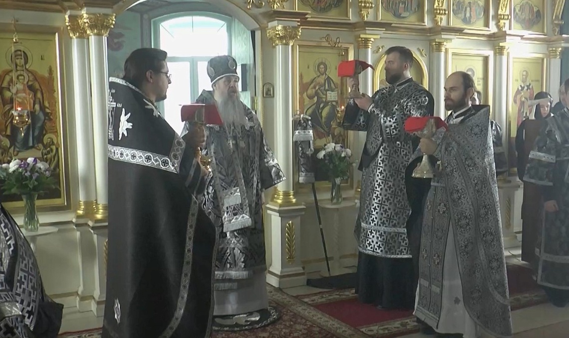Митрополит Серафим совершил литургию в храме великомученика Димитрия Солунского в Каменке